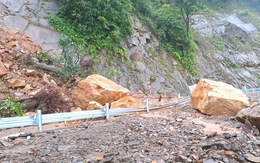 Đất đá đổ sụp xuống quốc lộ, đường lên cửa khẩu Cầu Treo bị tê liệt
