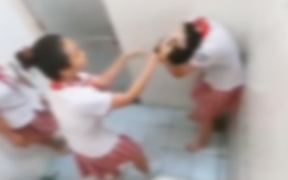 Nữ sinh hút thuốc, đánh nhau trong nhà vệ sinh trường THCS ở quận Tân Bình