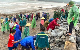 Hàng trăm người gia cố kè biển xung yếu do sóng đánh hư hỏng