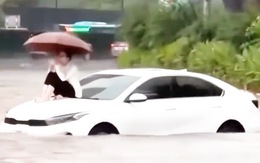 Đường Hà Nội ngập sau mưa, lên nắp ca pô ngồi chờ giải cứu