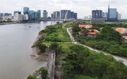 Một đoạn bờ sông Sài Gòn phía Thủ Thiêm hoang sơ đang được đề xuất chỉnh trang