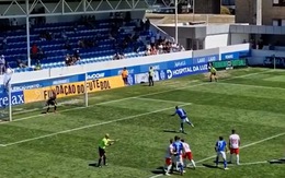 Cầu thủ 'hóa đá' khi sút penalty