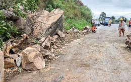 Đá tảng bất ngờ sạt xuống đèo Khánh Lê, đường Nha Trang đi Đà Lạt bị ách tắc tạm thời