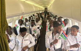 Các cầu thủ Gambia ngất xỉu do thiếu oxy trong khoang máy bay