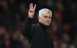 Trong 4 ngày, HLV Mourinho nhận 2 thẻ đỏ