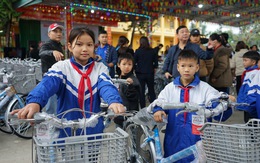 Trao 200 suất học bổng cho học sinh nghèo vượt khó ở Tuyên Quang