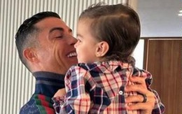 Tình cha ấm áp của Ronaldo dành cho các con