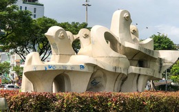 Tượng điêu khắc lớn của Đà Nẵng cũng bị phun sơn bôi bẩn