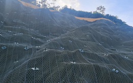 Dùng lưới thép 'bọc' núi Bà Hỏa Quy Nhơn để chống sạt lở
