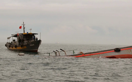 Hai tàu cá chìm trên biển, cứu được 8 người, 3 người mất tích