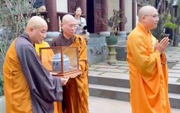 Hàng ngàn tăng ni, Phật tử rước xá lợi thiền sư Thích Nhất Hạnh