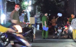 Một người đàn ông ngồi trên xe máy ngã xuống chết bất thường ở Bình Tân