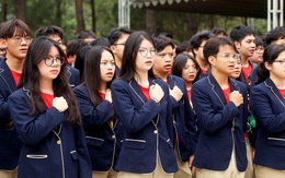 Khi học sinh Hà Nội chào cờ ở Nghĩa trang Trường Sơn