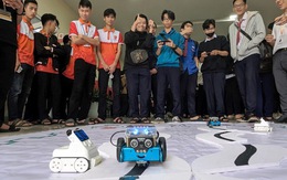 Bạn trẻ thích thú khi tự tay điều khiển robot, tìm hiểu về ngành học trí tuệ nhân tạo