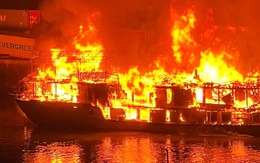 Cháy 3 tàu gỗ chờ hoán cải trên sông Ka Long