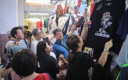 Chợ Hàn đông nghịt khách du lịch đến mua sắm dịp đầu năm
