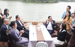 Thủ tướng Việt Nam và Lào tản bộ hồ Gươm, mời sinh viên hai nước uống cà phê