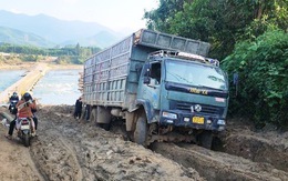 Người dân mỗi ngày đi cầu cũ sình lầy 'hóng' cầu trăm tỉ đang... chậm tiến độ