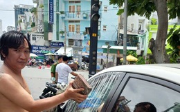 Công an quận 1 bắt người đàn ông đập bể kính xe taxi công nghệ