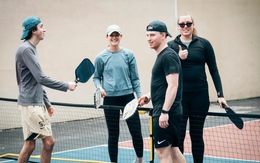 Quên Tinder đi, ra sân pickleball mà kiếm người yêu kìa!