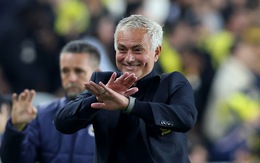 Mourinho lại mỉa mai trọng tài sau khi nhận thẻ đỏ