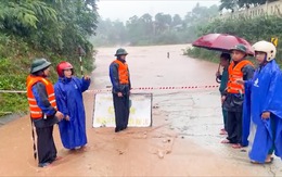 Bão Trà Mi gây mất điện diện rộng, giao thông chia cắt ở Quảng Trị