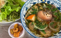 Bún bò bờ kè Hoàng Sa: Quán lề đường mà muốn ăn phải xếp hàng, bán đúng 2 tiếng đóng cửa