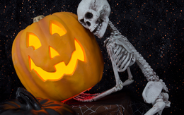 Bí ẩn về đêm Halloween trẻ em hóa trang kinh dị, qua nhà hàng xóm xin kẹo