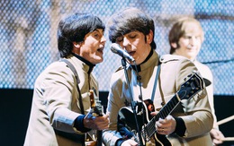 Hơn 1.000 khán giả ở Hồ Con Rùa mê say hát theo những ca khúc của The Beatles