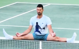 Novak Djokovic gây sốt khi ngồi thiền ngay trên sân quần vợt