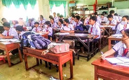 Thầy trò Cà Mau bì bõm ngồi dạy và học trong nước triều cường