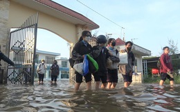 Học sinh Bạc Liêu bì bõm đến trường trong ngày triều cường dâng cao