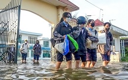 Học sinh Bạc Liêu bì bõm đến trường trong ngày triều cường dâng cao