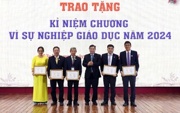 Cán bộ, giảng viên Trường đại học Cửu Long nhận Kỷ niệm chương