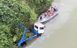 Tìm thấy thi thể hai công nhân vệ sinh vụ xe chở rác lao xuống cầu treo Bình Thành