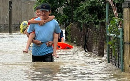 Lũ trên sông Trà Câu lên nhanh, người dân hối hả chạy lũ