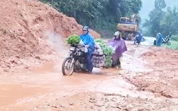 Hơn 2.500m3 đất đá sạt lở xuống quốc lộ 40B đoạn qua Quảng Nam