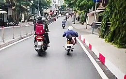 'Biểu diễn' nằm trên yên xe, thanh niên bị cảnh sát giao thông lập biên bản