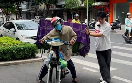 Chàng trai ủng hộ người đàn ông tàn tật bán rau ở Sài Gòn