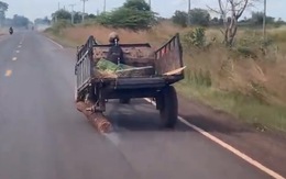 Máy cày mất bánh vẫn chạy băng băng trên đường