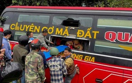 ‘Chuyên cơ mặt đất’ lao xuống vệ đường, hành khách hoảng loạn phá cửa, 10 người bị thương