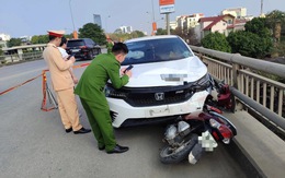 Ô tô đâm xe máy, hai nạn nhân bị văng xuống cầu vượt