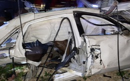 Xe Audi biển số TP.HCM nát bét sau khi tông vòng xoay ở Nha Trang, tài xế kẹt trong cabin
