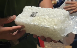 Du khách tắm biển Vũng Tàu nhặt được bịch 1kg nghi là ma túy đá
