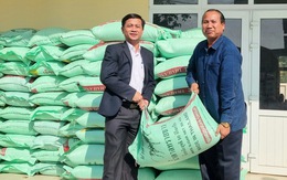 Quảng Trị xuất khẩn cấp 400 triệu đồng và 10 tấn gạo tặng 2.000 hộ dân Lào