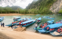 Động Phong Nha tấp nập du khách, có lúc thuyền tham quan chen kín sông Son