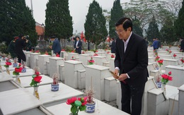 Dâng hương tưởng nhớ các liệt sĩ tại nghĩa trang Vị Xuyên