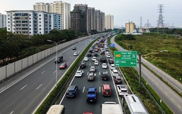 Sắp hết ngày 'mùng', người dân ùn ùn quay trở lại Hà Nội