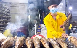 Nhiều người mua cá lóc nướng ngày Thần Tài, giá cá tăng 20.000 đồng/con