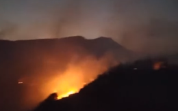 Cháy rừng ở Vườn quốc gia Hoàng Liên, huy động hàng trăm người dập lửa